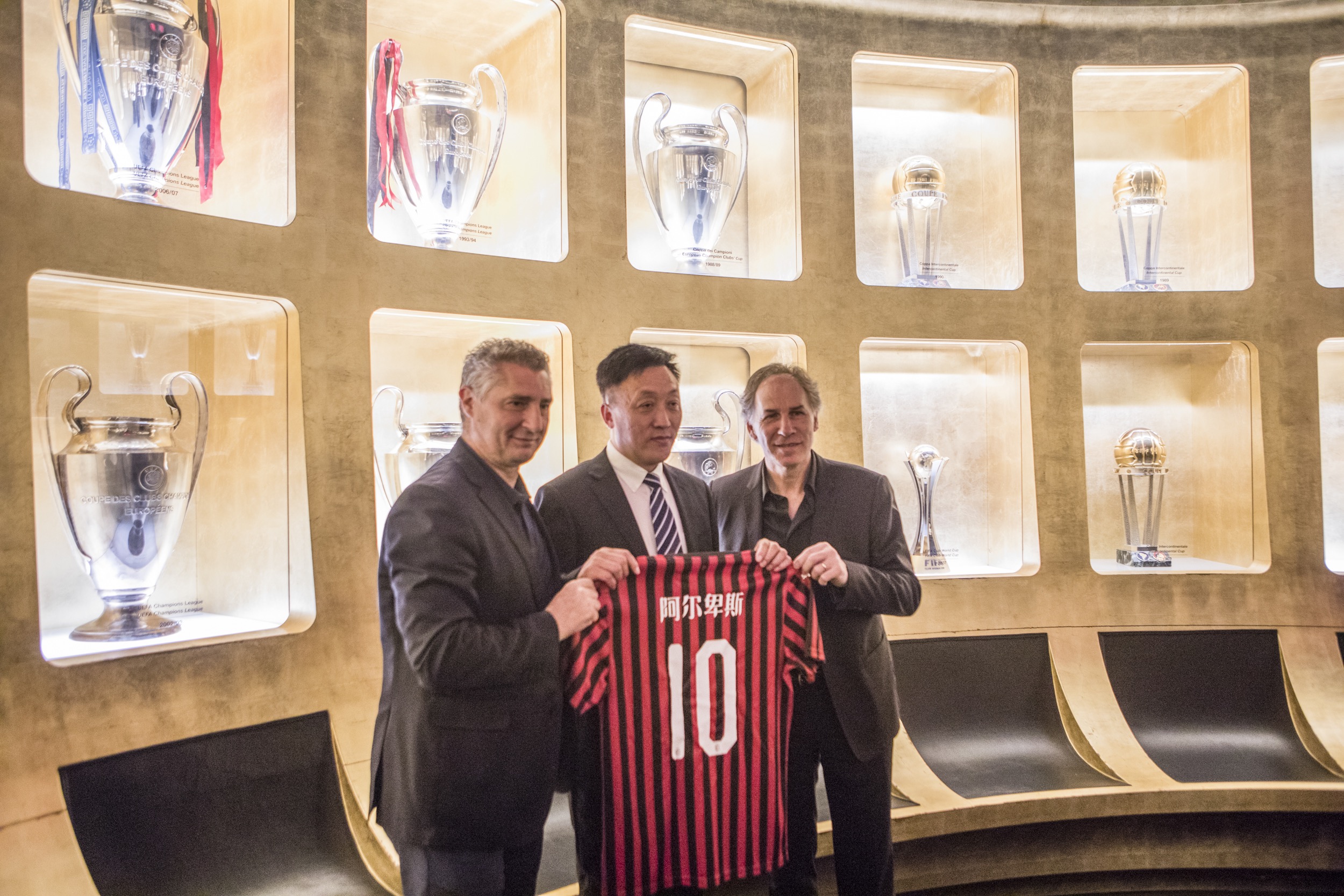 记者：阿森纳已告知水晶宫他们无意激活埃泽的解约金条款