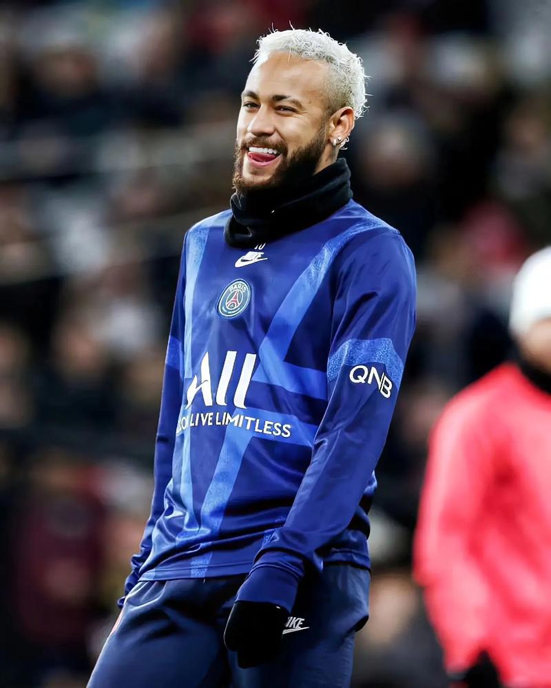 池忠国迎国安生涯200场里程碑，赛前热身获赠纪念球衣